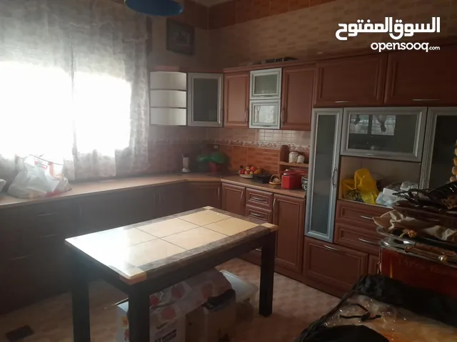 مطبخ للبيع حالة ممتازة للوح معالج