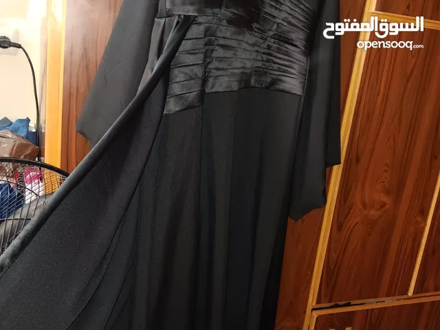 فستان أسود للمحجبات بأكمام ذو قصه جميله