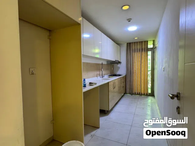 شقه للايجار في مجمع لايف تاورز مساحة 108 م