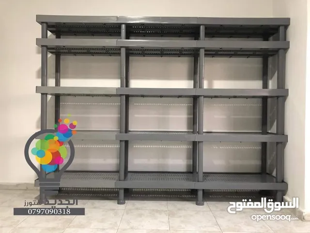 رفوف بلاستيك عملية لتخزين البضائع وعرضها