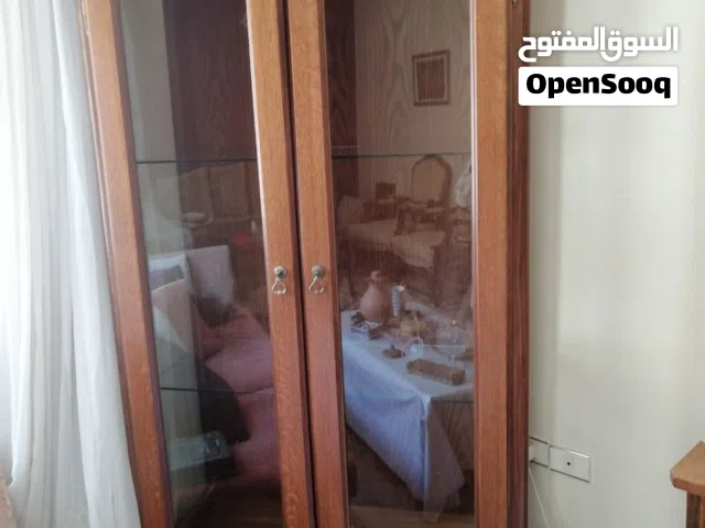 فضية خشب لون بني وزجاج