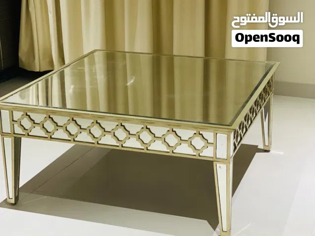 للبيع طاولة زجاجية أنيقة