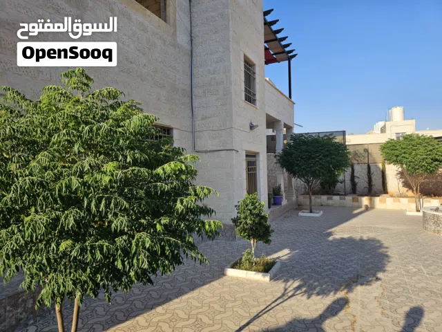 منزل للبيع واجهتين حجر على شارعين. الاسوار شحف من الداخل والخارج. الساحات بلاط كامل  مع أحواض للشجر