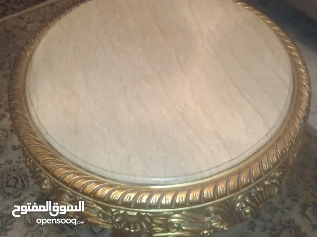 طاوله نص او وسط مستعمله لكن في حاله جيده جدا خشب من تحت الاجرين من فوق رخام