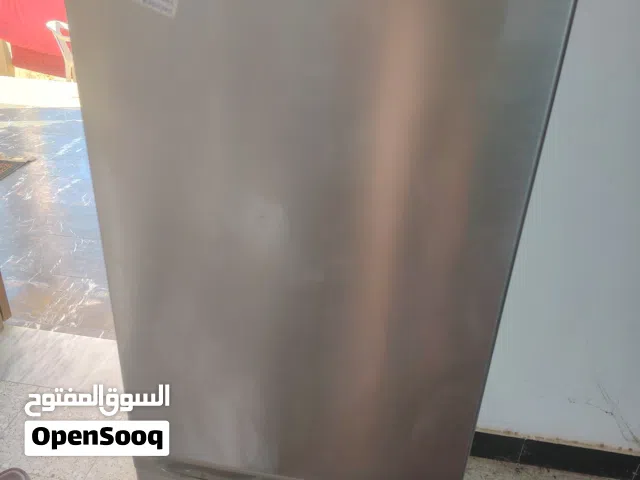 تلاجة جديدة من ماركة Bomann الألمانية عاديه تتميز بلون فضي وتصميم مزود ببابين تتضمن فريز سفلي