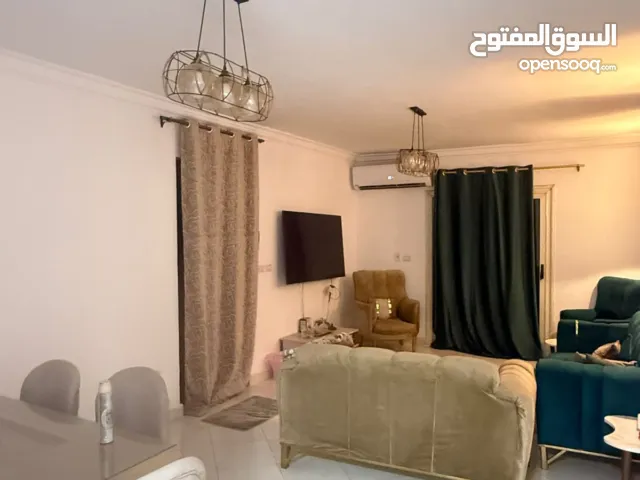 شقة 120م كمبوند جاردينيا سيتي مفروشة ومكيف بالكامل فرش راقي جدا ومودرن