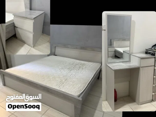 غرفة نوم مكونة من ثلاث قطع