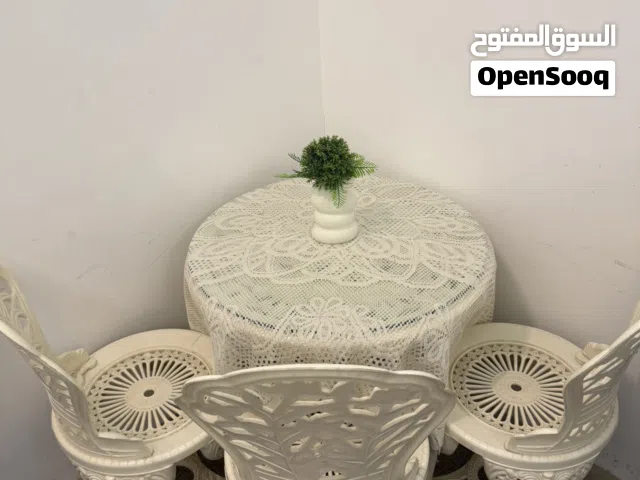 ميز طعام دائري مع 3 عدد كراسي