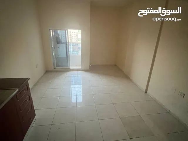 استوديو كبير للايجار السنوي موقع متميز سهل المخرج لدبي والشارقه