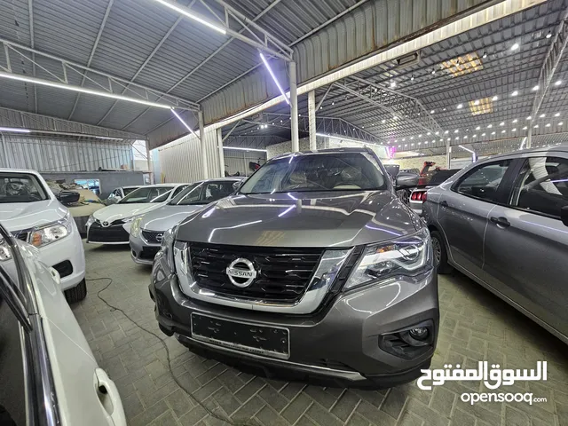 Nissan pathfinder model 2018 gcc full auto good condition very nice car 3.5cc v6 good condition ver
