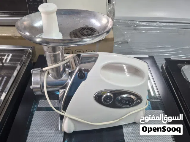 مطحنه لحمه مستعمل معها ثلاث شفرات ناعمه وخشنه ووسط بحاله جيده