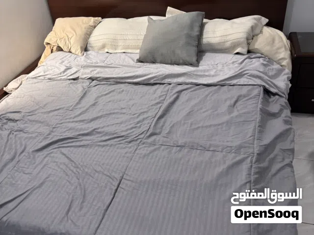 سرير كبير (king size )  بالإضافة إلى طاولتين جانبيتين صناعه بحرينية