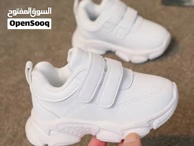 كوتش ماركه ولادي_ بناتي.  أبيض صافي   حاجه فاخر طبي خفيف وانيق   المقاسات من 21 الى 25