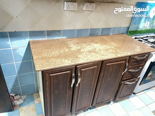 خزانة مطبخ في حالة جداً ممتاز و نظيف لا يوجد مشاكل و تخت طابقين ممتاز في حالة ممتازة و المطبخ كامل