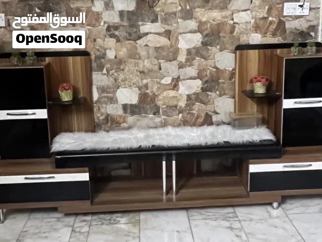 ميز تلفزيون" أو "وحدة تلفزيون" (TV Unit).