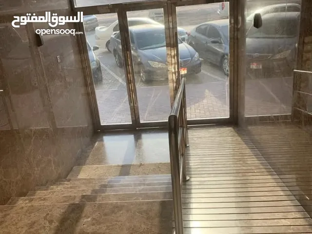 (هشام)غرفه وصاله مع بلكونة وخزائن بالحائط تكييف مركزي بعجمان منطقة الروضة1تسهيلات بالدفع وموقع مميز