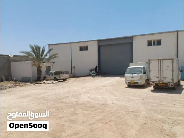 مقر اداري ومخازن  مساحة الارض 3000m    مع  2  مخازن كل مخزن 600متر  مع مقر اداري 300 متر