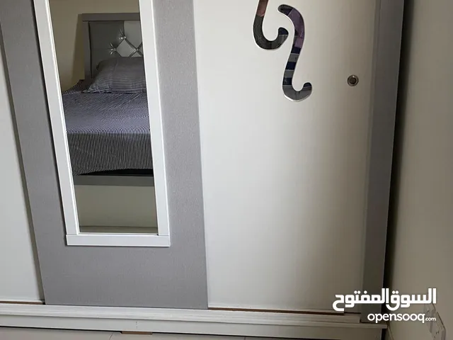 غرفة نوم كامله سرير ودولاب وتسريحه و2 كموود بمرتبتها وستاره