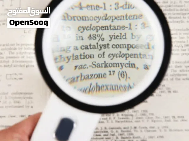 هذه عدسة مكبرة يدوية مقاس 30x مزودة بإضاءة LED، وهي مثالية لفحص التفاصيل الدقيقة.