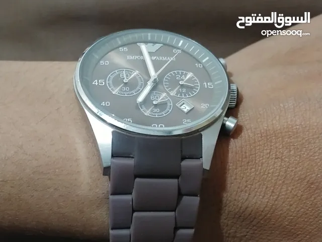 ساعه امبوريو ارماني مستخدم نضيف لايوجد اي خدش ضد الماء زجاج مقوى يوجدفي ميزتها التاريخ اليومي وحزام
