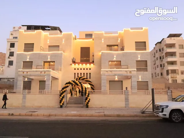 اجنحه فندقيه خمس نجوم قريبه من اشاره هيا العقبه منطقه الخامسه شارع الملك عبد الله على الشارع الرئيسي