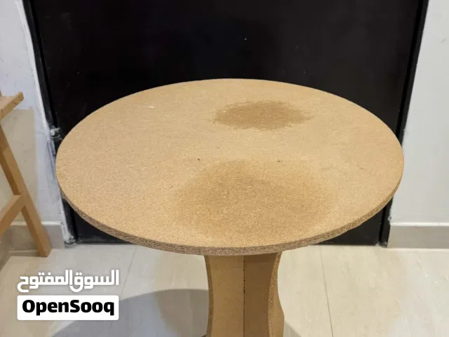 طاوله دائرية خشب مضغوط بحالة ممتازة استعمال بسيط