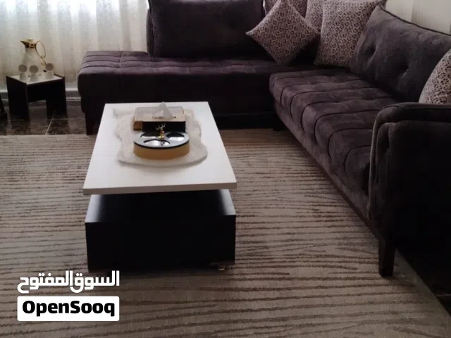 طاولة وسط و طالولة تلفزيون بحاله ممتازه و سعر مناسب