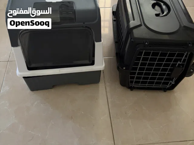 للبيع  * قفص نقل قطط/حيوانات أليفة بحالة جيدة. * بيت رمل (حمام) للقطط مغلق مع باب.