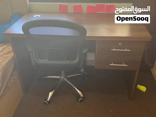 تخت مع فرشة ومكتب وكرسي