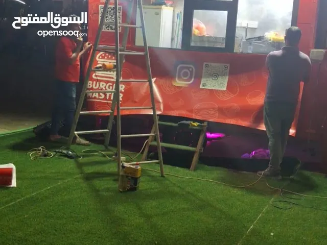 لبيع عربة FoodTruck مع الاسم التجاري مخصص لبيع البرجر اسم معروف