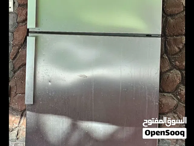 للبيع عدد 2 ثلاجات كبار واحد خربان وثاني شغال للعلم استخدام مزرعة