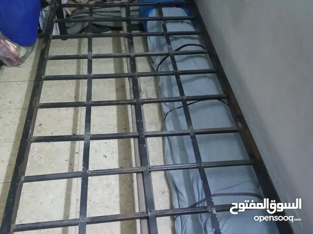 تخت حديد نظيف