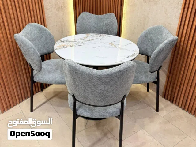 ميز طعام 4 كرسي السطح رخام مزجج قياس الميز 80 سم  رجل الكرسي حديد صبغ حراري  الدوشمه مخمل مقدف
