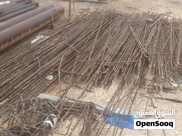 حديد بنى غير مستعمل  وألات ثقيلة للقص والتشكيل وبراميل بحالة جيدة