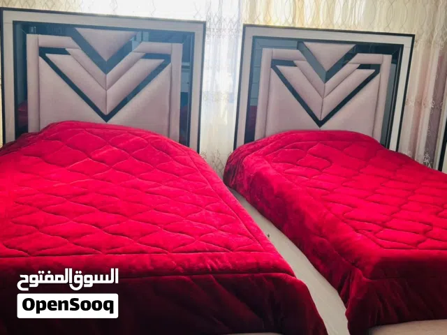 غرفة نوم شبابية استعمال شهر تخت مفرد ونص جكات وتخزين وخزانة وتسريحة وسداسية وبنشات تخزين
