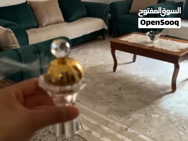 صالون مع الطاولة للبيع المنطقة سوق الجمعة يوجد فيديو