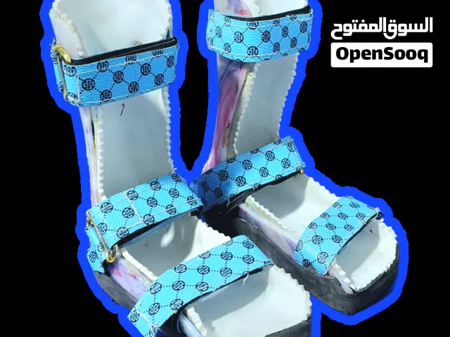 جبيرة AFO للأطفال* (Ankle-Foot Orthosis)، وهي أداة طبية تُستخدم لتثبيت ودعم القدم والكاحل، خصوصًا في