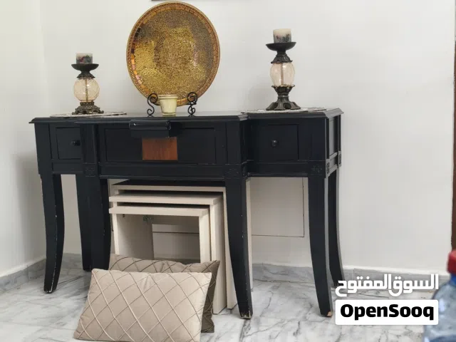 طاولة وطربيزات وقنسل لغرفة ضيوف