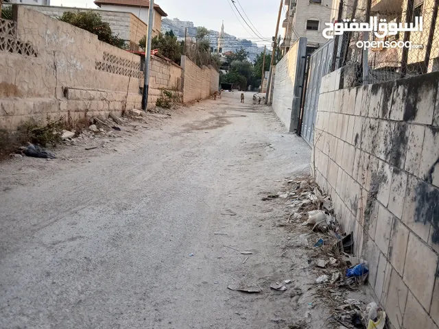اعلان بيع ارض مع 3 شقق