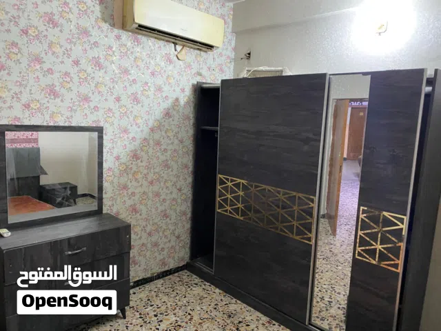 شقه ال يجار العباسيه خلف شركه اسيا سيل غرفتين وصاله ومطبخ وصحيات موثثه باب خارجي معزول شقه أرضية