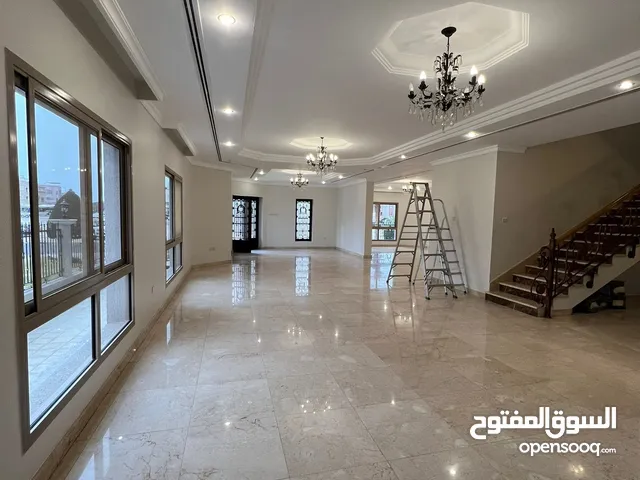 للإيجار فيلا راقية علي 3 شوارع في بيان فيه 6 غرف نوم الموقع علي زاوية الايجار