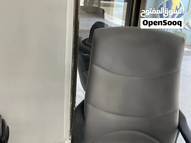 للبيع مكنب و 4 كراسى مكتب و 2 كرسى