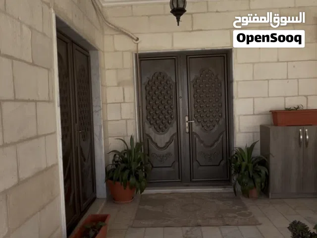 210 m2 4 Bedrooms Townhouse for Sale in Zarqa Birayn