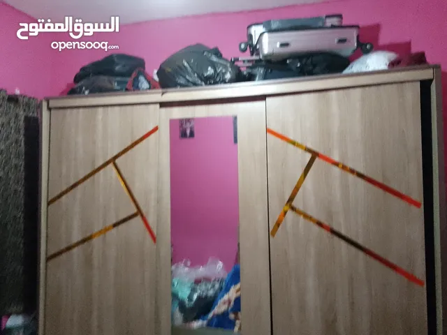 غرفة نوم مكونه من خرانة وتخت عدد 2 وتوليت مع جوارير ومرايا