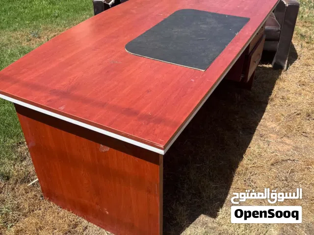 طاولات ومكتبة