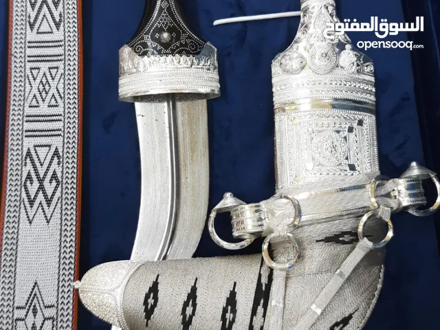 1 _خنجر سعيدية مع نصلة بقرن عماني اظافية 2 _ خنجر سعيدية فضة ثقيلة وصياغة جميلة جداً  ب 150 ريال