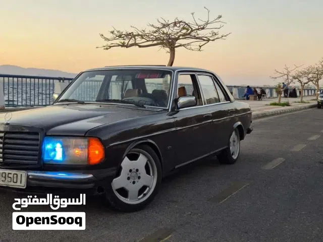 1981 مرسيدس بنز الفئة-E E 200
