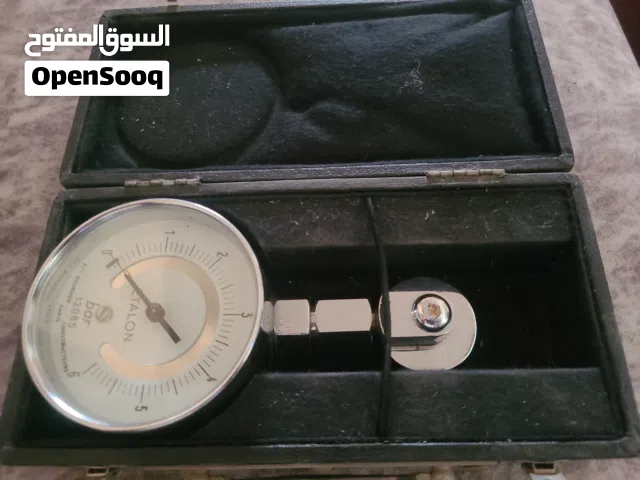 مقياس ضغط ميكانيكي قديم ودقيق