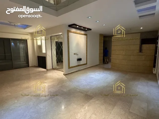 شقه فارغة - الرابية - 3نوم1ماستر - 200م - مطلة - قريبة من الخدمات العامة