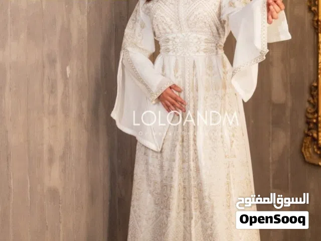 فستان فخم ابيض ينفع لقراءه فاتحه او كتب كتاب